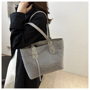 Sac fourre-tout gris en peluche pour femme avec poignées en cuir au style décontracté