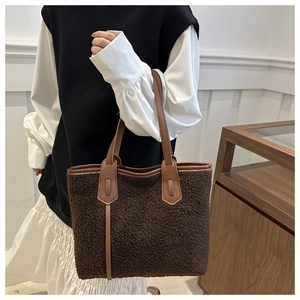Détail du sac fourre-tout en peluche marron café avec anses en cuir marron