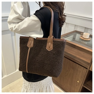 Détail d'un sac cabas en polaire marron avec anses en cuir pour l'automne et l'hiver
