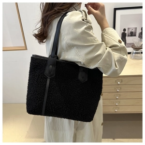 Grand sac cabas noir en imitation peau de mouton avec anses en cuir en situation