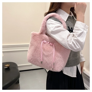 Borsa tote in peluche rosa con coulisse e design con goffratura rotonda materica