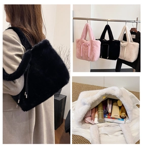 Vista dettagliata dell'interno della borsa tote in peluche con grande capacità interna