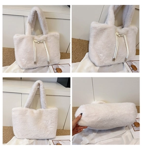 Dettaglio ravvicinato di una borsa tote in finta pelliccia con coulisse di perle morbida