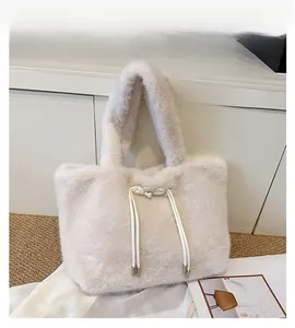 Dettaglio della borsa beige in peluche con morbida ecopelliccia e coulisse elegante
