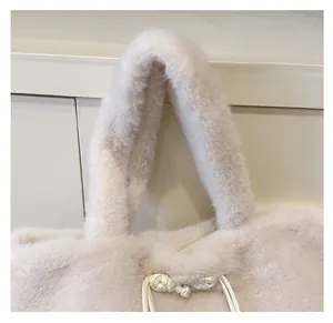 Dettaglio borsa di peluche con manici morbidi e chiusura a nodo in corda intrecciata