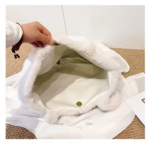Dettaglio della borsa tote in peluche bianca con fodera interna e chiusura magnetica dorata