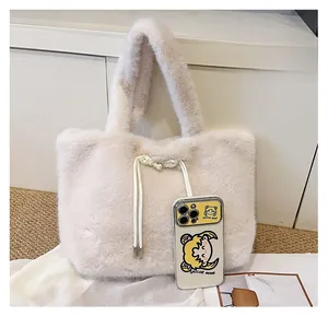 Confronto dettagliato delle dimensioni della borsa tote in peluche color crema