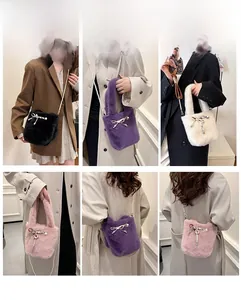 Détail du sac en fausse fourrure avec chaîne de perles et décoration nœud scintillant
