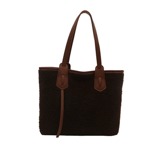 Sac fourre-tout marron foncé en polaire avec lanières en cuir pour l'automne-hiver