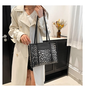 Sac fourre-tout léopard porté avec un trench beige pour un style automne chic
