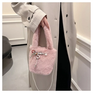 Sac seau en fausse fourrure rose avec nœud en soie, perle et bandoulière chaîne en perles