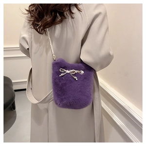 Détail du sac seau en fausse fourrure violette avec bandoulière perles sur mannequin