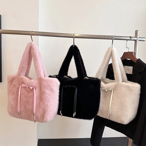 Borsa tote in ecopelliccia con fiocco decorativo nei colori rosa, nero e bianco
