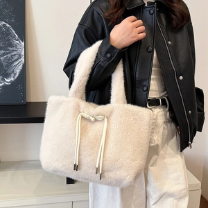 Borsa tote minimalista in peluche crema con coulisse per la moda invernale donna