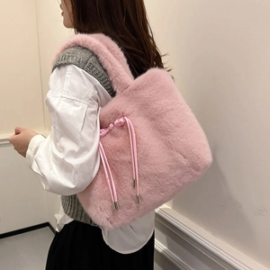 Borsa tote rosa in peluche con coulisse in raso e morbida texture in finta pelliccia