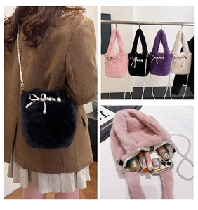 Vue triple du sac seau en fausse fourrure avec bandoulière perle et nœud élégant