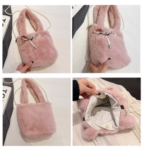 Détail du sac seau rose en fausse fourrure avec chaîne en perles et nœud décoratif