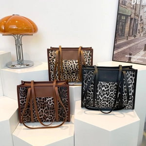 Trois sacs cabas à imprimé léopard avec garniture en similicuir sur des supports blancs