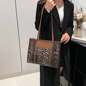 Sac fourre-tout chic à motif léopard avec poignées en cuir marron porté à l'épaule mode