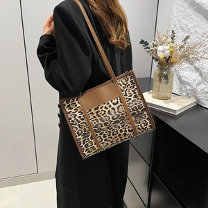 Grand sac cabas à imprimé léopard avec finitions en cuir marron pour un look professionnel