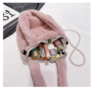 Vue de dessus d'un sac seau rose en peluche montrant sa grande capacité interne