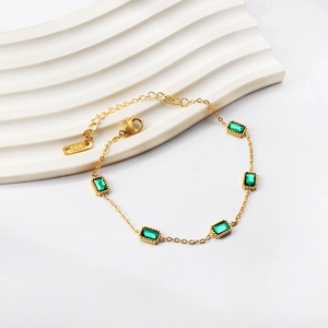 Bracelet chaîne fine plaqué or 18k avec cinq pierres précieuses rectangulaires vert émeraude