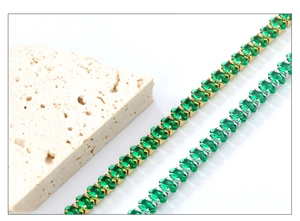 Détail de bracelets tennis émeraude avec finitions plaquées or 18 carats et platine