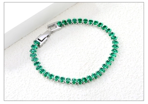 Détail du bracelet tennis argenté serti de zircons ovales vert émeraude brillants