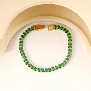 Bracelet tennis doré orné de zircons ovales vert émeraude sertis à quatre griffes