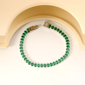 Bracelet rivière en argent orné de zircons émeraude verts ovales avec sertissage à quatre griffes