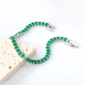 Bracelet tennis en argent avec zircons vert émeraude de taille ovale et fermoir cliquet