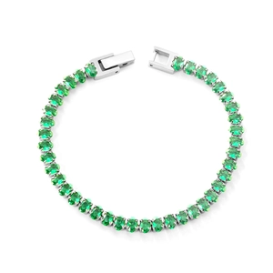 Élégant bracelet tennis en argent avec zircons vert émeraude à coupe ovale sur blanc