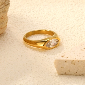 Anello minimalista placcato oro 18K con grande zircone taglio marquise su fondo in pietra