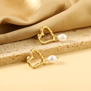 Orecchini a cuore placcati in oro 18K con perle finte bianche in stile retrò