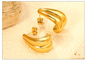 Vue macro de boucles d'oreilles cœur en forme de C plaqué or 18 carats sur pierre