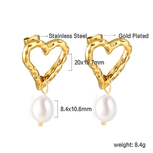Eleganti orecchini a cuore placcati oro con perle a goccia in acciaio inossidabile