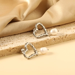 Eleganti orecchini a cuore argento martellato con pendenti di perle bianche