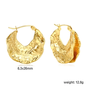 Details goldener Metallohrringe mit Lavatextur, Maße 6,3x26mm und Gewicht von 12,8g