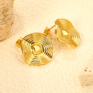 French retro gold oval earrings with irregular wave texture and light luxury metallic finish