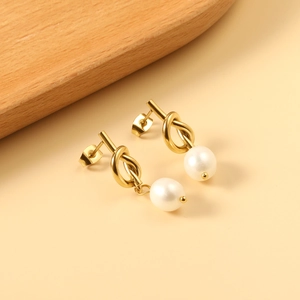 Boucles d'oreilles nœud doré avec perles blanches élégantes dans un design vintage chic