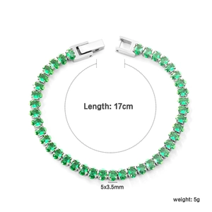 Détail du bracelet tennis argenté avec pierres vertes et dimensions de 17 cm