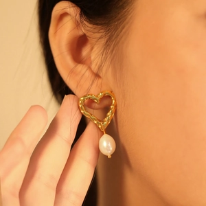 Orecchini a Cuore Vintage Francese con Perle Acciaio Inossidabile Placcato Oro Texture Martellata Pendenti Donna Gioielli