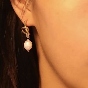Boucles D'oreilles Pendantes Noeud Rétro Français Acier Inoxydable Plqué Or Imitation Künstliche Perle Bijoux De Luxe Minimalistes Pour Femmes