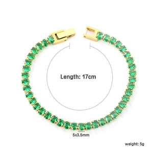 Détail d'un bracelet tennis plaqué or 18k avec pierres vertes ovales et fermoir sûr