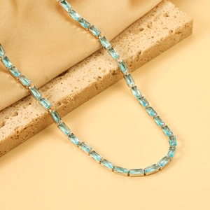 Elegante Halskette mit hellblauen rechteckigen Kristallen und silberner Edelstahllinie