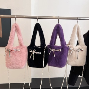 Sacs à main en fausse fourrure avec bandoulières perles et nœuds en soie en quatre couleurs