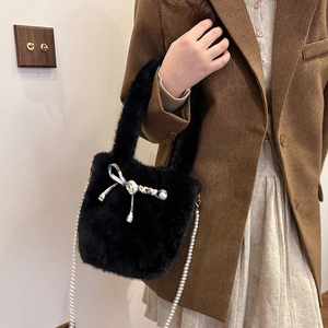 Sac seau en fausse fourrure noire avec nœud floral et chaîne en perles élégante