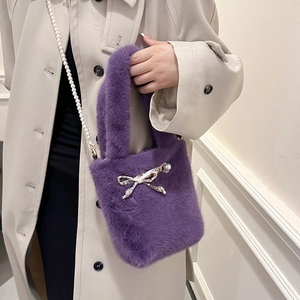 Sac seau violet en fausse fourrure avec bandoulière perle et nœud sur mannequin