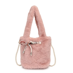 Sac seau en fausse fourrure rose avec bandoulière perle et nœud en satin doux