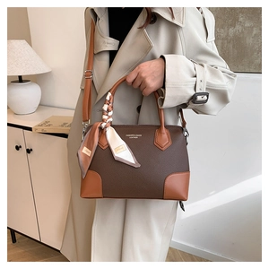 Borsa tote in pelle marrone con sciarpa di seta decorativa e tracolla indossata da modella